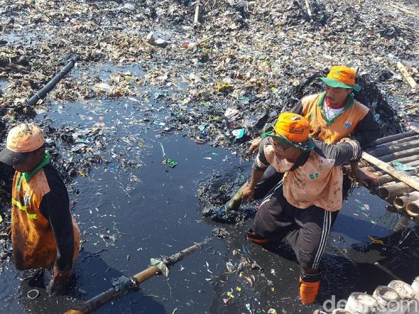Foto: Bersihkan Sampah itu Berat, Jangan Asal Buang Lagi Ya