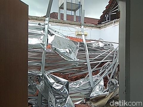 Runtuhnya Atap Ruangan di RSAL yang Baru Direnovasi