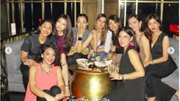 Bersama teman-temannya, Dian Sastro terlhat semringah saat merayakan ulang tahun ke-36. Foto: Instagram Nananarang