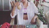  Kalau yang ini, Mikha sedang ada di Bali tepatnya di Ginger House kafe. Dengan mengenakan kemeja putih yang agak seksi, Mikha terlihat menikmati segelas es kopi. Kayaknya siap mau main di pantai ya Mikha. Foto: Instagram @miktambayong