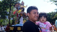 Bagi pengunjung yang penasaran ingin mengetahui seperti apa tradisi ogoh-ogoh dapat langsung berkunjung ke Pantai Lagoon. Untuk menyaksikan acara ini tidak dikenakan biaya tambahan alias gratis. Pengunjung cukup membayar tiket gerbang ancol bisa langsung melihat seni budaya Bali ini secara cuma-cuma.