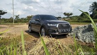 Melihat desain mobil ini dari luar, terasa aura gagah dan kekar serta sporty menyelimutinya. Terlebih terdapat garis-garis tegas yang membungkus tubuh Audi Q7 sehingga membuatnya tampak berbeda daripada kompetitornya. Foto: Ruly Kurniawan