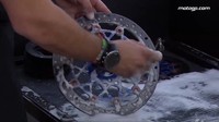 Jelang balapan MotoGP, para mekanik tim MotoGP mencuci bersih motor balap masing-masing. Foto: Twitter/MotoGP
