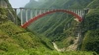 Jembatan Sungai Zhijinghe, China. Tinggi 294 m. Jembatan ini melintasi lembah sungai Zhijinghe. Foto: Dangerous Road