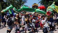 Hal tersebut menyebabkan penampilan setiap ogoh-ogoh melibatkan puluhan sampai dengan ratusan orang, sehingga dalam acara festival di Ancol akan tampil kolosal, melibatkan lebih dari 600 orang pendukung acara. Selain ogoh-ogoh ditampilkan juga tarian kecak.
