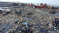 Petugas tampak mengangkut sampah tersebut siang tadi (Foto: Zunita Amalia Putri/detikcom)