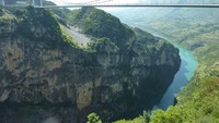 Jembatan Sungai Beipanjiang, China. Tinggi 366 m. Lebar bentang 388 meter. Terletak di Provinsi Guizhou. Foto: Dangerous Road