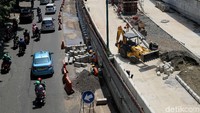 Selain ada permainan lampu-lamlu, yang membedakan underpass Mampang yakni memiliki 2 ramp yang bisa keluar menuju arah Tendean dan Semanggi.