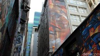 Hosier Lane adalah gang yang paling populer di Melbourne. Dindingnya dihiasi oleh grafiti dan terus berubah-ubah. Salah satu yang paling luar biasa adalah grafiti anak aborigin (Randy/detikTravel)