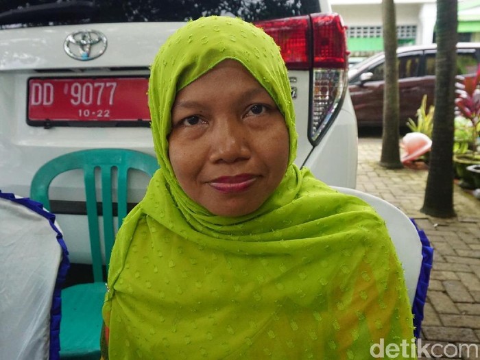 Haslinda kini membantu menyebarkan informasi kusta ke lingkungannya. (Foto: Suherni Sulaeman/detikHealth) Haslinda kini membantu menyebarkan informasi kusta ke lingkungannya. (Foto: Suherni Sulaeman/detikHealth)