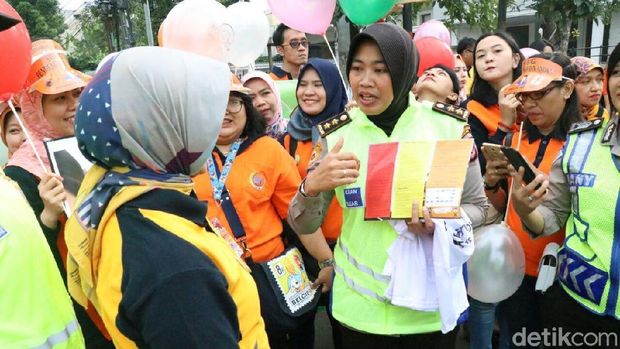 Cegah KKN Daftar Polri, Polwan Jabar Bagi-bagi Kaos di CFD