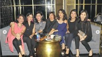 Mengenakan pakaian serba hitam, Dian Sastro nampak dikelilingi para sahabat. Foto: Instagram Nananarang