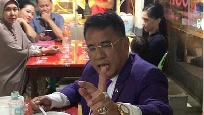 Intip Gaya Makan Pengacara Kondang Hotman Paris Lewat 12 Foto Ini