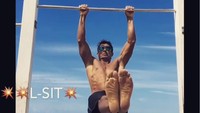 Pose L-Sit Marcus Bondi saat gelantungan di atas palang. (Foto: Instagram/MarcusBondiBeach) 