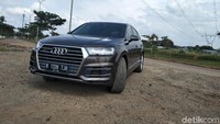Panjangnya yang 5.052 mm dengan lebar 1.968 dan tinggi 1.741 terasa lebih kecil dengan balutan garis-garis tersebut. Selebihnya, tidak ada perubahan berarti daripada generasi terdahulunya. Foto: Ruly Kurniawan