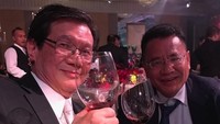 Cheers! Bang Hotman lagi menikmati segelas red wine bersama sahabat yang juga kliennya. Foto: Instagram @hotmanparisofficial