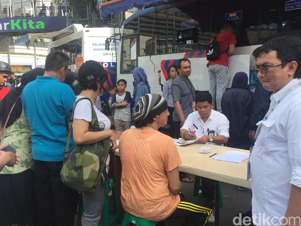 Samsat Jakarta Barat membuka pelayanan perpanjangan STNK keliling di Car Free Day (CFD).