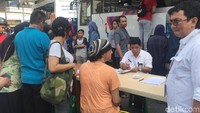 Warga yang berkegiatan di CFD ramai mendatangi mobil samsat keliling ini. Foto: Yayas/detikcom
