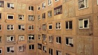 Zaman sekarang, jika kita tak membawa smartphone ke kamar mandi, maka duduk di sana akan menjadi sangat membosankan. Istimewa/Boredpanda.