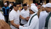 Sandi datang bersama Cawagub Ahmad Syaikhu.