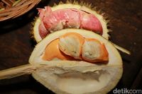 Makan Durian Merah & Pelangi, Jadi Pingin Liburan ke Banyuwangi