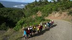Ramai-ramai Angkut Tiang Listrik ke Pulau Morotai
