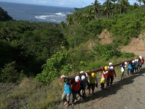 Terangi 4 Desa di Morotai, PLN Angkut Tiang Listrik Lewat Laut