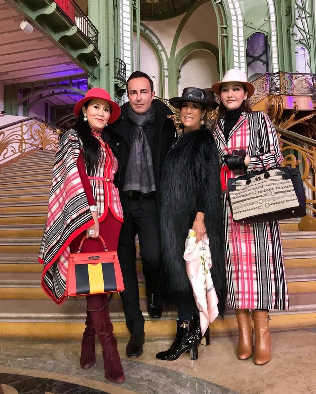 Menghadiri pertandingan berkuda Saut Hermes di Paris, Maia Estianty tampil head to toe dengan brand asal Prancis tersebut. Dia memakai coat koleksi spring/summer 2018 dari Hermes, boots cokelat Hermes dan tas Hermes. Tas Hermes yang dibawa Maia ini merupakan seri Birkin 35 De Camp Dechainee Toile And Black Veau Swift Palladium Hardware. Pada situs eBay, tas Hermes ini dijual seharga US $34,995.00 atau sekitar Rp 479 jutaan. Foto: Instagram/Maia Estianty