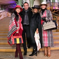 Menghadiri pertandingan berkuda Saut Hermes di Paris, Maia Estianty tampil head to toe dengan brand asal Prancis tersebut. Dia memakai coat koleksi spring/summer 2018 dari Hermes, boots cokelat Hermes dan tas Hermes. Tas Hermes yang dibawa Maia ini merupakan seri Birkin 35 De Camp Dechainee Toile And Black Veau Swift Palladium Hardware. Pada situs eBay, tas Hermes ini dijual seharga US $34,995.00 atau sekitar Rp 479 jutaan. Foto: Instagram/Maia Estianty