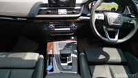 Di dalam kabinnya, rasa kemewahan tampil sangat kental dan mudah dirasa sebagaimana mobil premium Eropa lainnya. Panoramic sun roof, keluasan kabin, balutan kulit jok ataupun dashboard-nya, yakni kontrol panel, penempatan AC, dan tampilan speedometer begitu menarik. Namun bukan berarti tatanan dashboard dan lain sebagainya tidak baik ya, Otolovers. Ia tetap hadir dengan mewah dan sangat estetis. Foto: Ruly Kurniawan