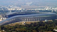 Stadion Nasional, Taiwan. Panel-panel surya ini melapisi seluruh atap di stadion berkapasitas 50.000 kursi. Menyumbang 75% energi untuk mengoperasikan stadion. Bila tidak ada permainan, listrik dialirkan untuk masyarakat sekitar. Istimewa/playbuzz.com