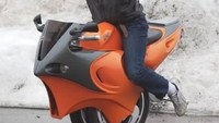 Ada pribahasa aturan itu dibuat untuk dilanggar, hal itu mungkin cocok dengan motor ini, karena orang ini memodifikasi motornya keluar dari salah satu aturan utama membuat motor, rodanya dibuat tidak dalam satu garis lurus, melainkan bersebelahan dempet. Foto: Istimewa