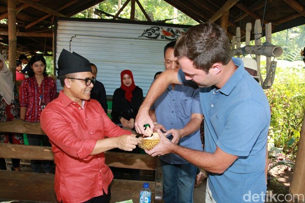 Ada juga wisatawan bule yang datang dan menyicipi durian khas Banyuwangi ini. Durian di Banyuwangi ada sepanjang musim, jadi traveler tidak perlu khawatir kehabisan. (Ardian/detikTravel) Ada juga wisatawan bule yang datang dan menyicipi durian khas Banyuwangi ini. Durian di Banyuwangi ada sepanjang musim, jadi traveler tidak perlu khawatir kehabisan. (Ardian/detikTravel)