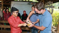 Ada juga wisatawan bule yang datang dan menyicipi durian khas Banyuwangi ini. Durian di Banyuwangi ada sepanjang musim, jadi traveler tidak perlu khawatir kehabisan. (Ardian/detikTravel)