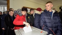 Vladimir Putin kembali mencalonkan diri untuk keempat kalinya dalam pilpres yang digelar Minggu (18/3). Polling terbaru menyebut sekitar 70 persen pemilih akan mendukung Putin dalam pilpres ini. Foto: Yuri Maltsev/Reuters