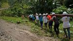 Ramai-ramai Angkut Tiang Listrik ke Pulau Morotai