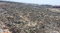 Tampak tumpukan sampah itu telah bercampur lumpur (Foto: Zunita Amalia Putri/detikcom)