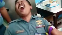 Bapak tentara dengan kumis lebat ini kayaknya takut banget sama jarum. (Foto: Facebook)