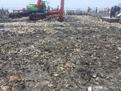 Foto: Sampah di Teluk Jakarta Kini Campur Lumpur