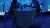 Bukan di luar negeri, di sebuah restoran di Jakarta dengan akuarium besar Mikha dan teman prianya terlihat sedang menikmati minuman enak sambil menikmati ikan-ikan layaknya di restoran bawah laut. Foto: Instagram @miktambayong