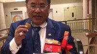 Selera lokalnya Bang Hotman tidak perlu diragukan lagi. Lihat saja gayanya usai sidang. Sambil membawa berkas yang tebal, ia juga asyik mengunyah kue lapis legit dari Surabaya. Foto: Instagram @hotmanparisofficial