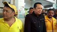 Bamsoet mengenakan kemeja hitam lengan panjang dengan tulisan Harley Davidson di dada sebelah kiri. Sementara Hotman mengenakan polo shirt dengan logo Ferrari di dada kiri. Foto: Yulida Medistiara/detikcom