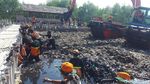 Foto: Bersihkan Sampah itu Berat, Jangan Asal Buang Lagi Ya