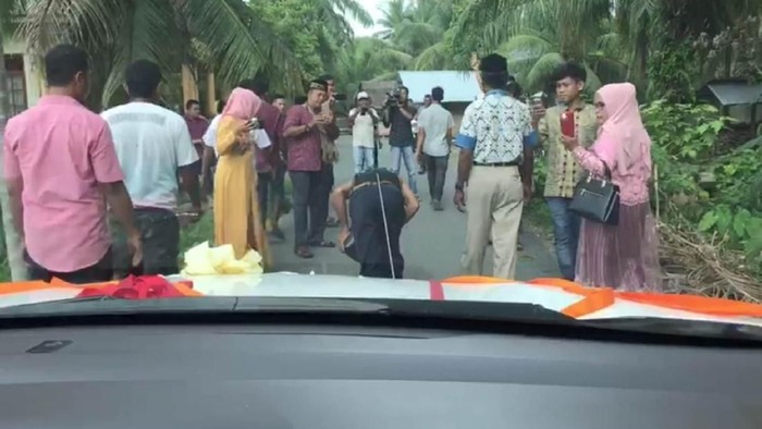 Bukan Limbad, Pria Ini Tarik Mobil Pengantin dengan Rambutnya