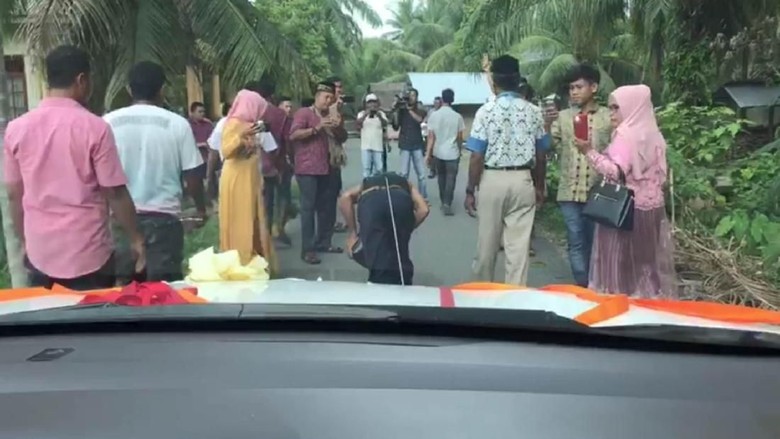 Bukan Limbad, Pria Ini Tarik Mobil Pengantin dengan Rambutnya Bukan Limbad, Pria Ini Tarik Mobil Pengantin dengan Rambutnya