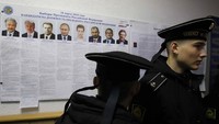Angkatan Laut Rusia pun ikut memilih. Foto: Pavel Rebrov/Reuters