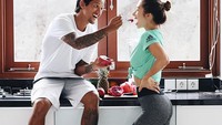 Kalau ini momen romantis Jennifer dan Irfan usai olahraga. So sweet banget ya? Irfan sedang menyuapi istrinya buah delima. Foto: Instagram jenniferbachdim
