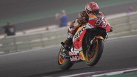 Juara bertahan Marc Marquez harus puas di tempat kedua dengan selisih 0,202 di belakang Zarco. Dari barisan depan, bisakah Marquez meraih kemenangan keduanya di Qatar? (Foto: Mirco Lazzari gp/Getty Images)