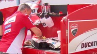 ntuk itu, bersih-bersih motor balap dilakukan masing-masing tim. Foto: Twitter/MotoGP