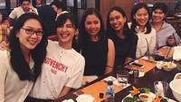 Bertemu dengan sang sahabat, Mikha pun terlihat habis mencicip beragam makanan di sebuah restoran. Foto: Instagram @miktambayong